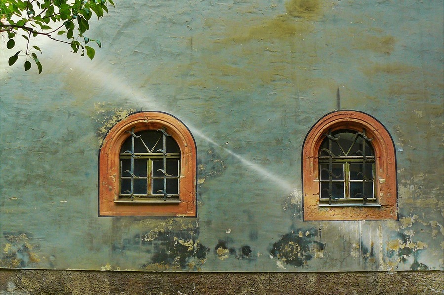 Koppargrön fasad med orange fönsterbågar